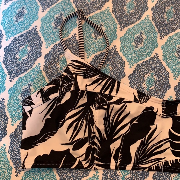 Old Navy scoop bikini top size large - Picture 2 of 9